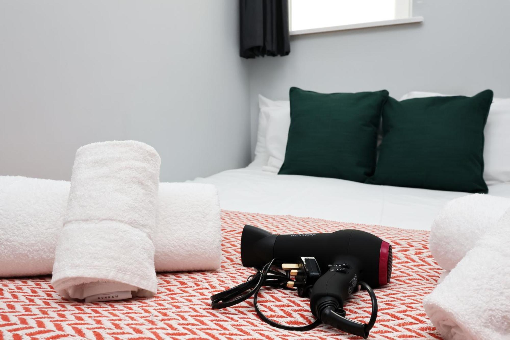En-Suite Double Rooms, Smart Tv Comfy Style ラネリー エクステリア 写真