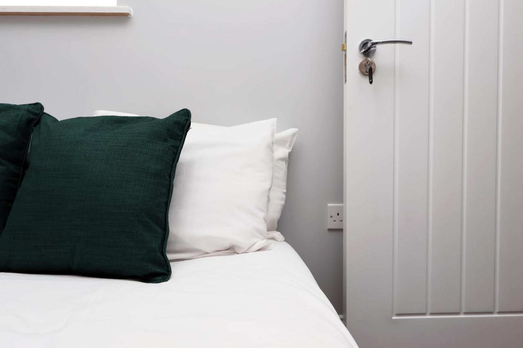 En-Suite Double Rooms, Smart Tv Comfy Style ラネリー エクステリア 写真