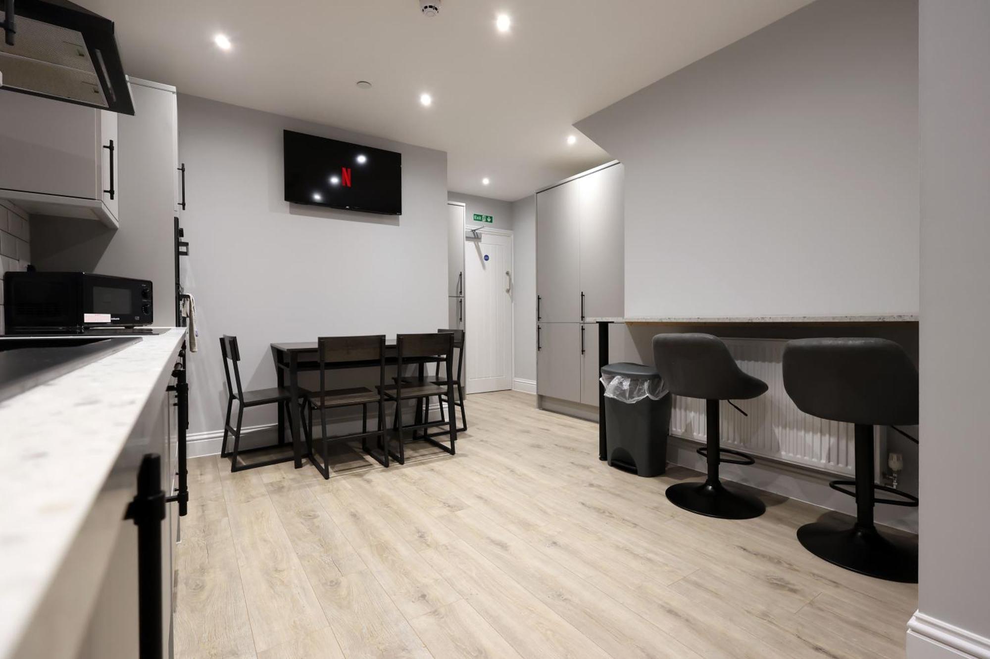 En-Suite Double Rooms, Smart Tv Comfy Style ラネリー エクステリア 写真