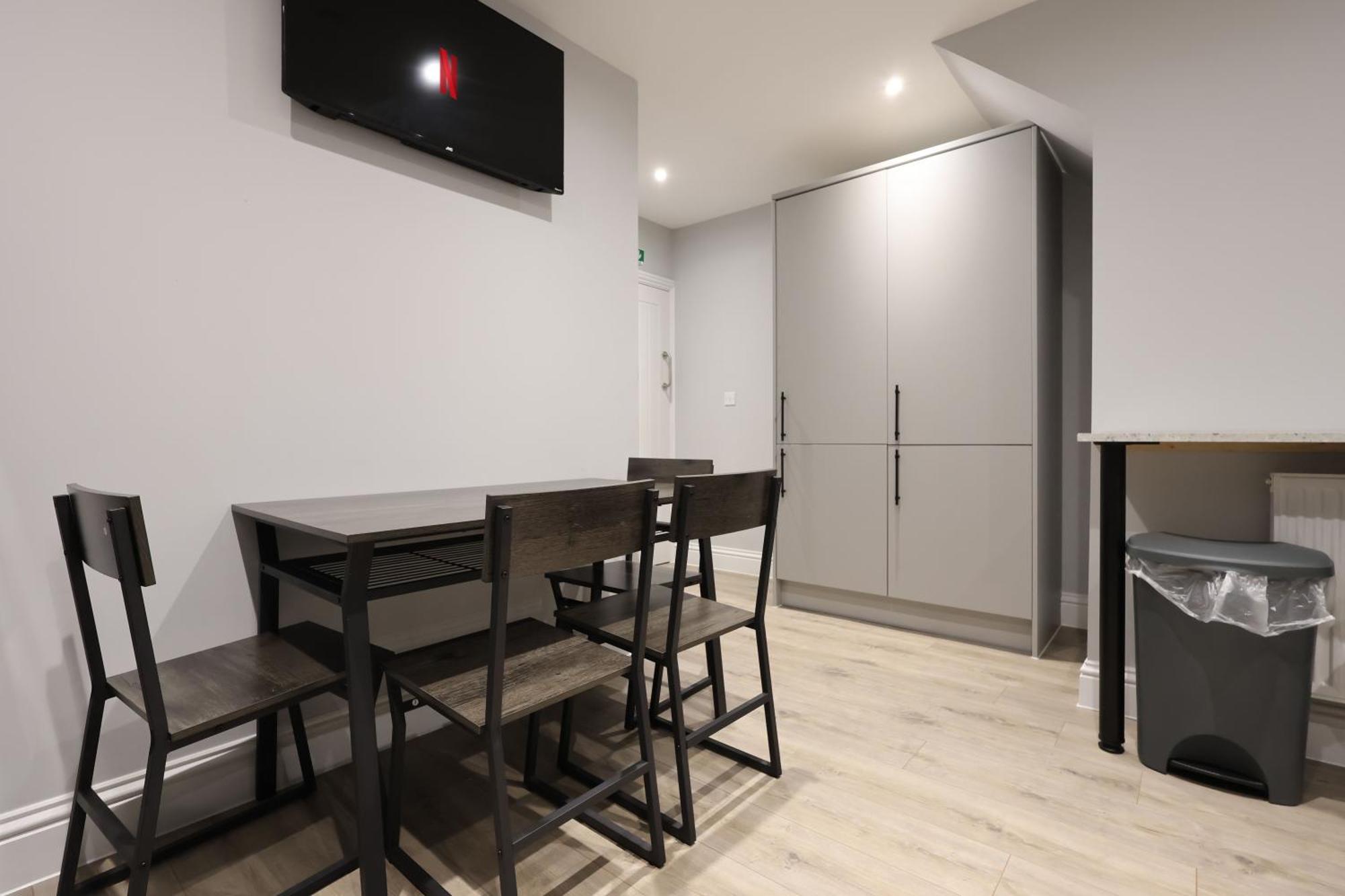 En-Suite Double Rooms, Smart Tv Comfy Style ラネリー エクステリア 写真