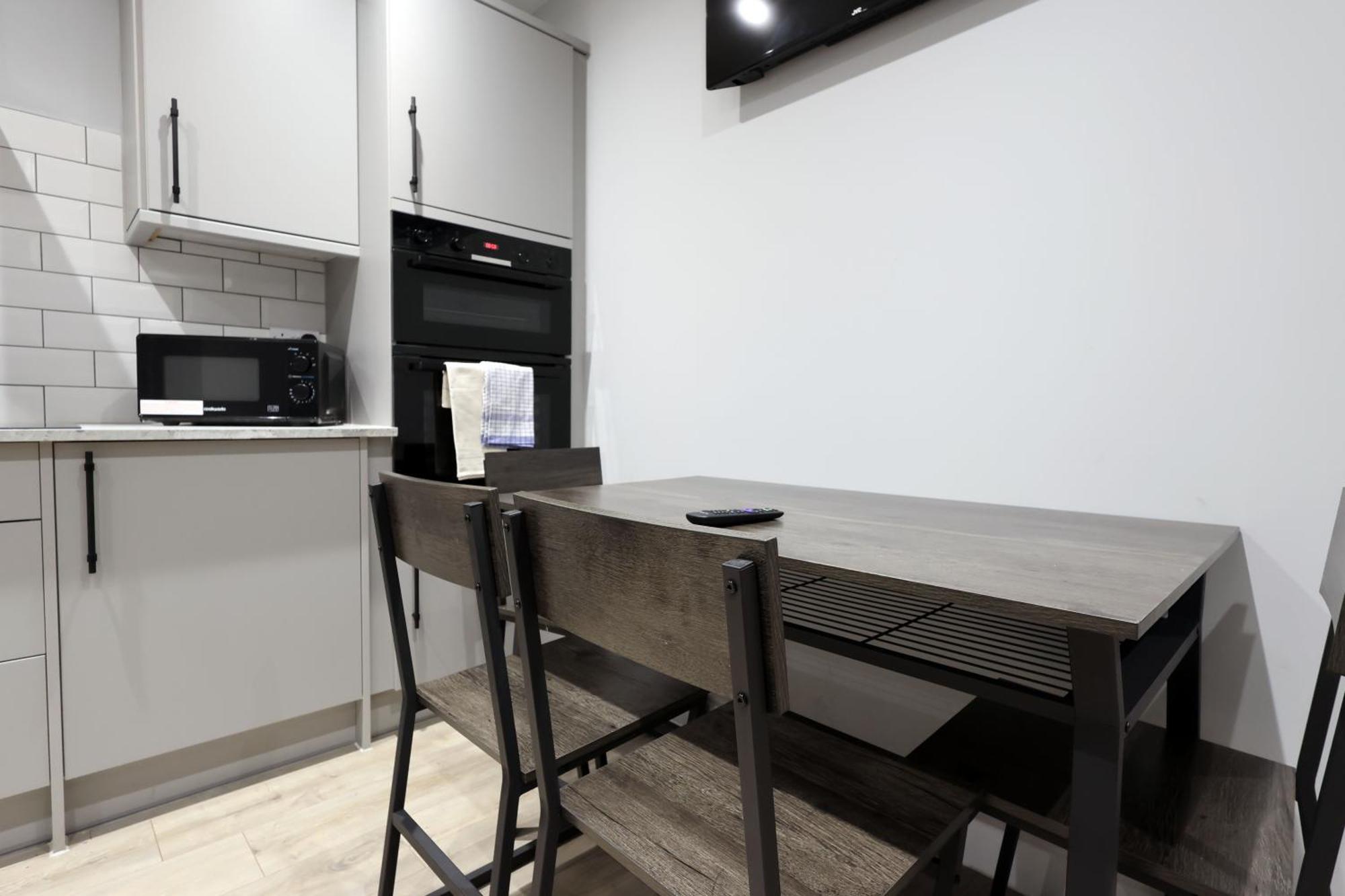 En-Suite Double Rooms, Smart Tv Comfy Style ラネリー エクステリア 写真
