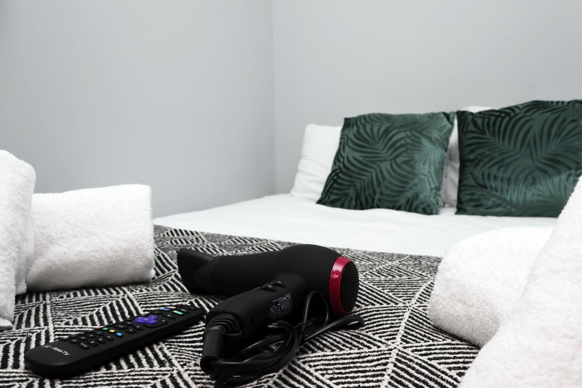 En-Suite Double Rooms, Smart Tv Comfy Style ラネリー エクステリア 写真